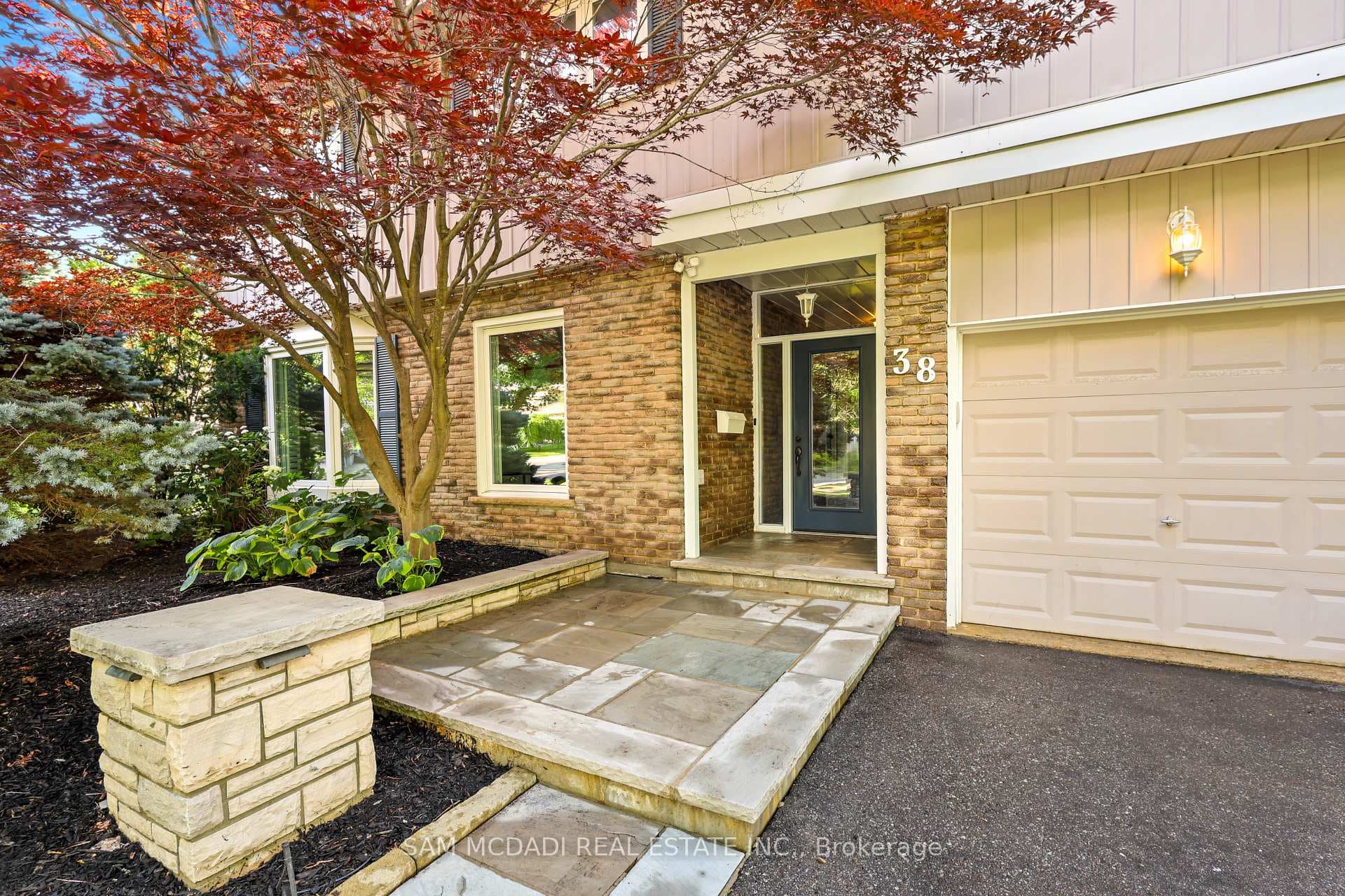 38 Kenninghall Boulevard photo 2
