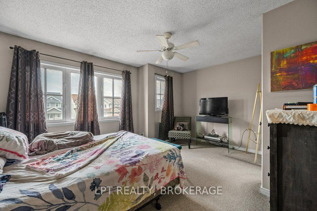 1559 Crimson Crescent photo 11