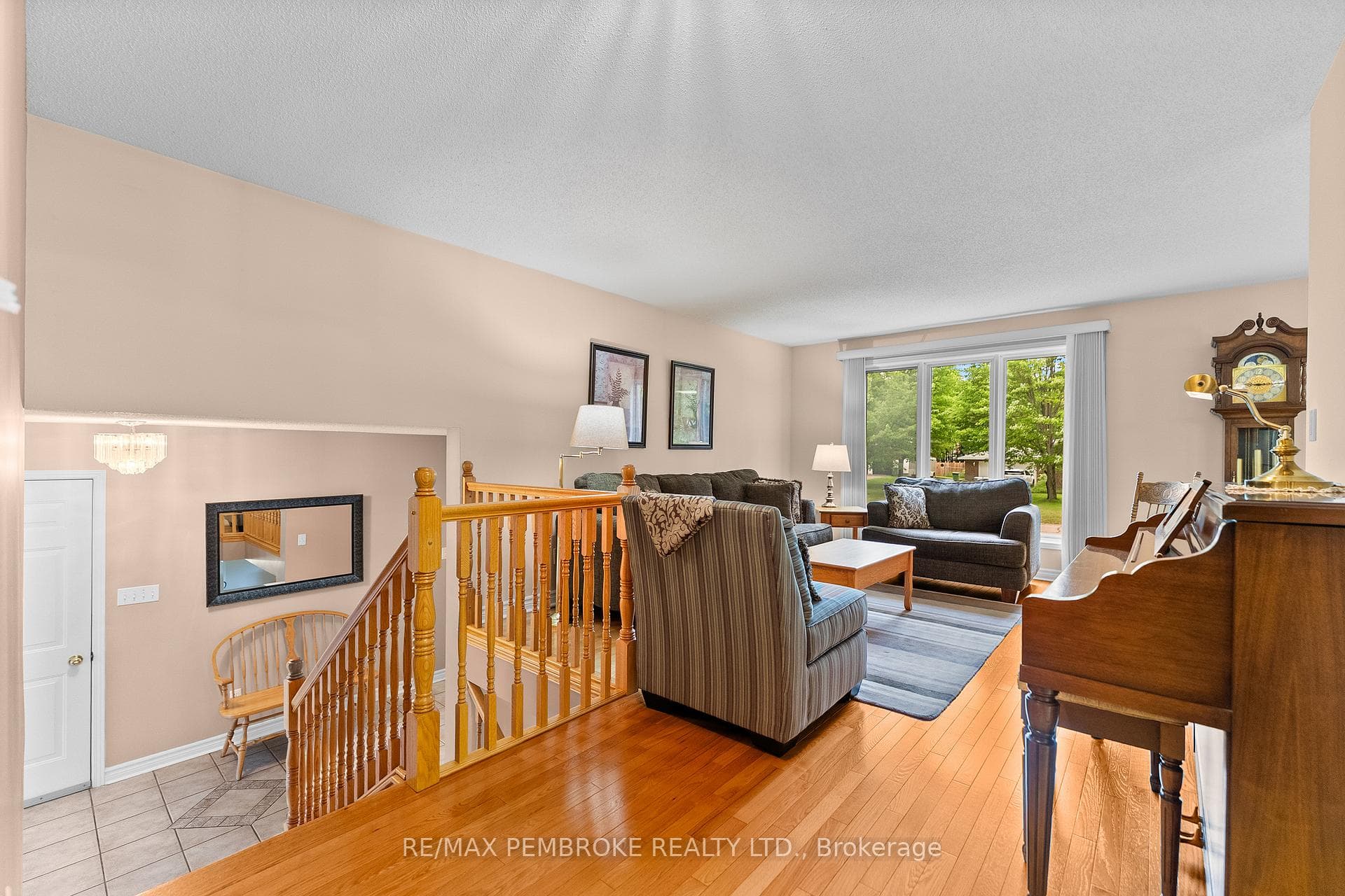 44 Ravenwood Crescent photo 9