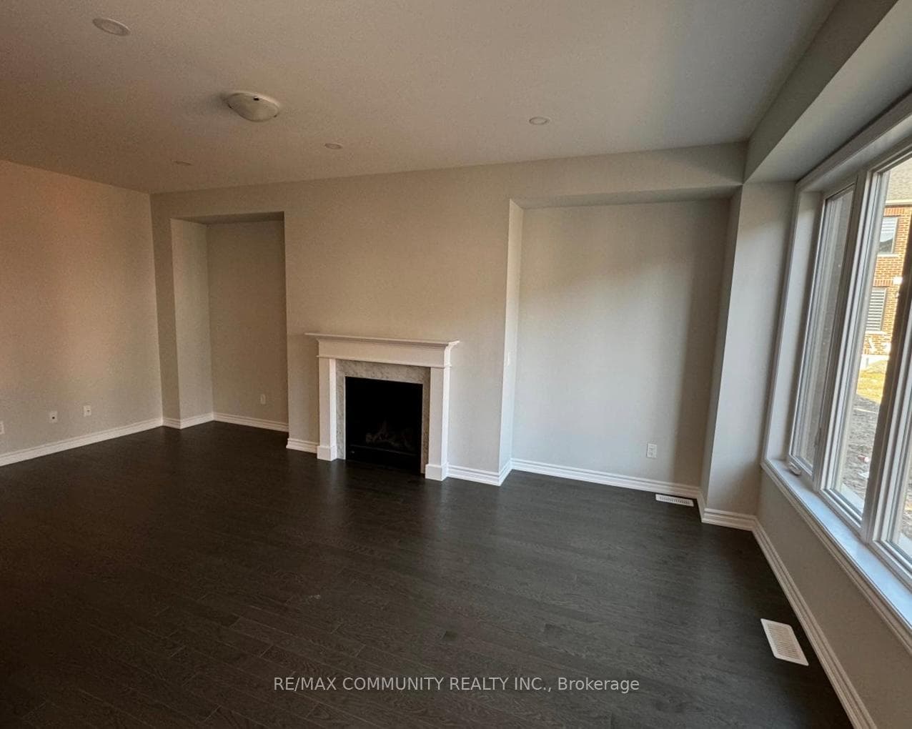1053 Suddard Avenue photo 8