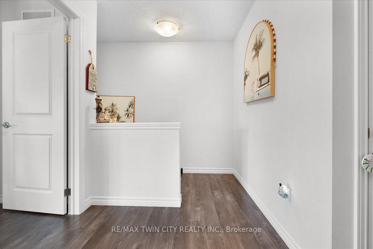 232 Links Crescent photo 16
