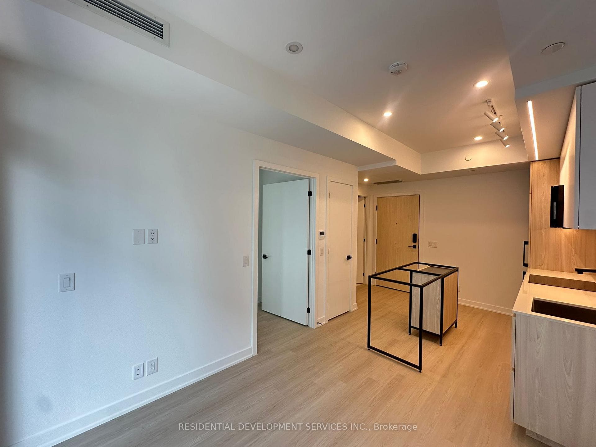 699 Sheppard Avenue Unit 512 photo 4