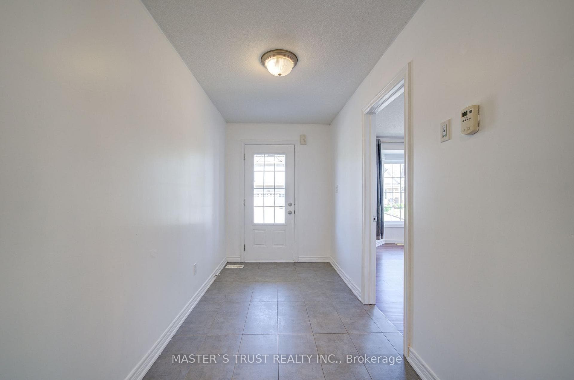 569 Grange Way photo 2