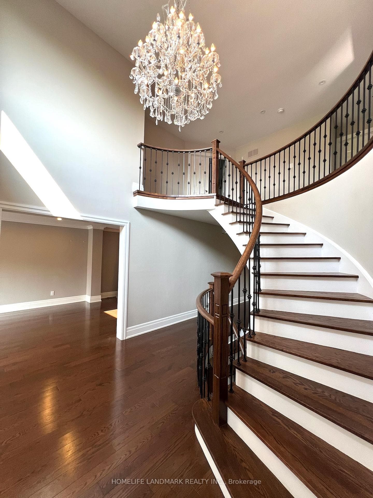 2998 Kingsway Drive photo 3
