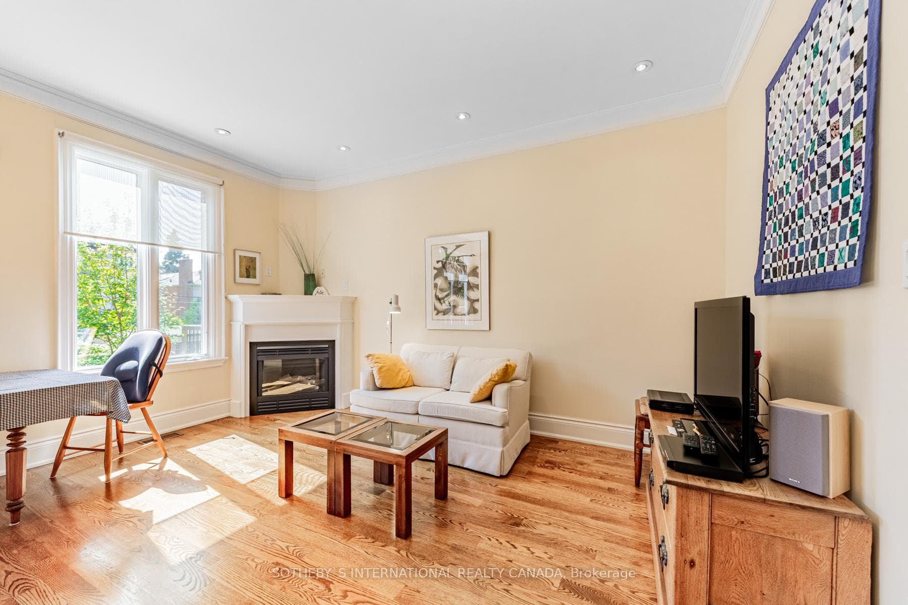 Cozy family room w/gas fireplace for relaxation.
