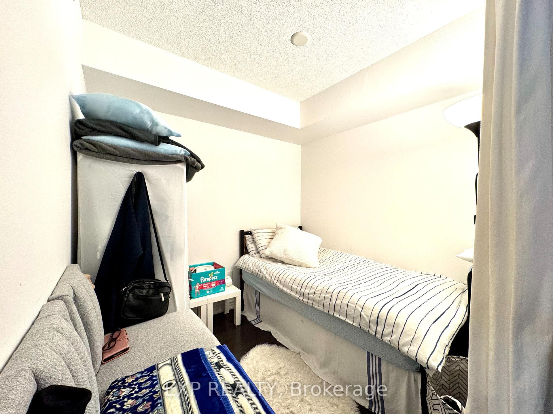 386 Yonge Street Unit 1512 photo 11