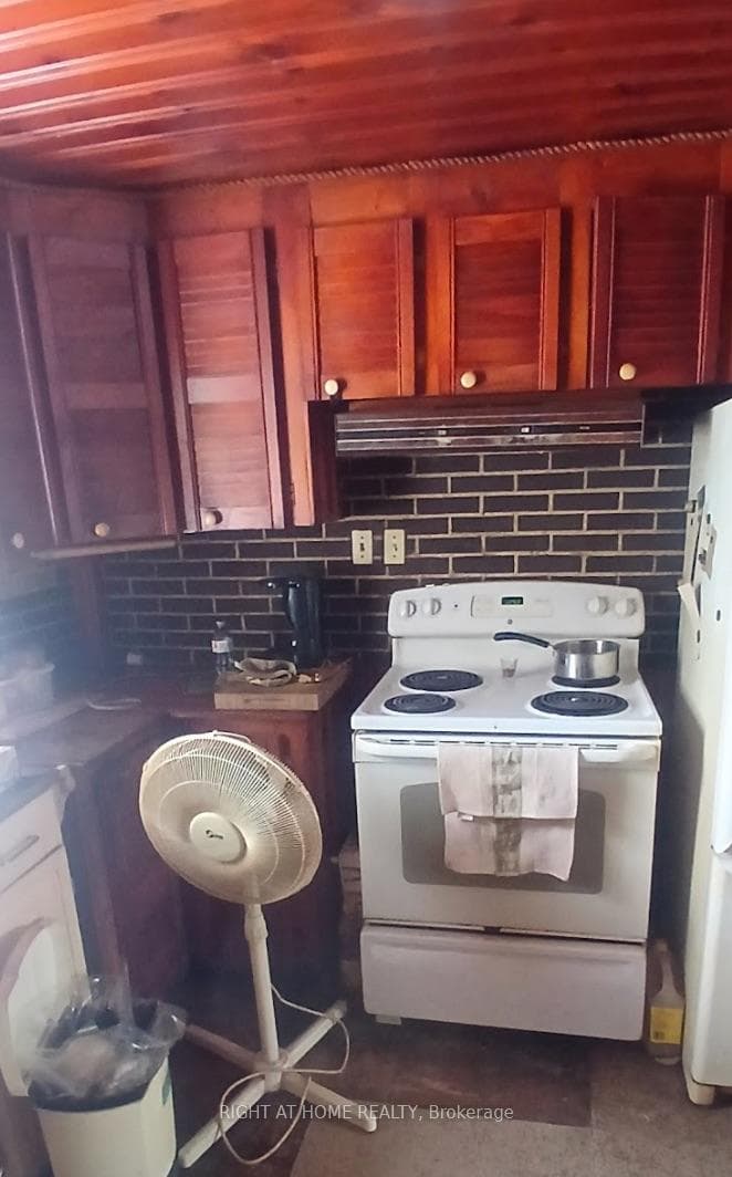 3686 MAPLE Avenue photo 9