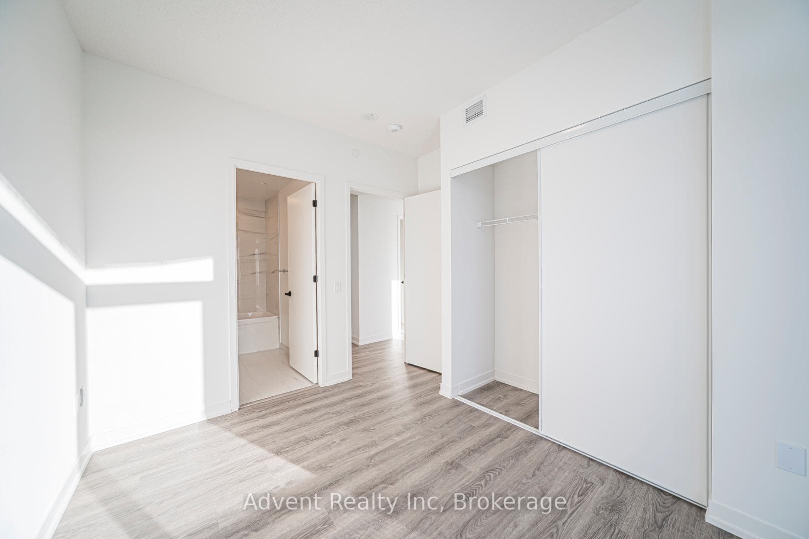 8 Interchange Way Unit 5512 photo 24