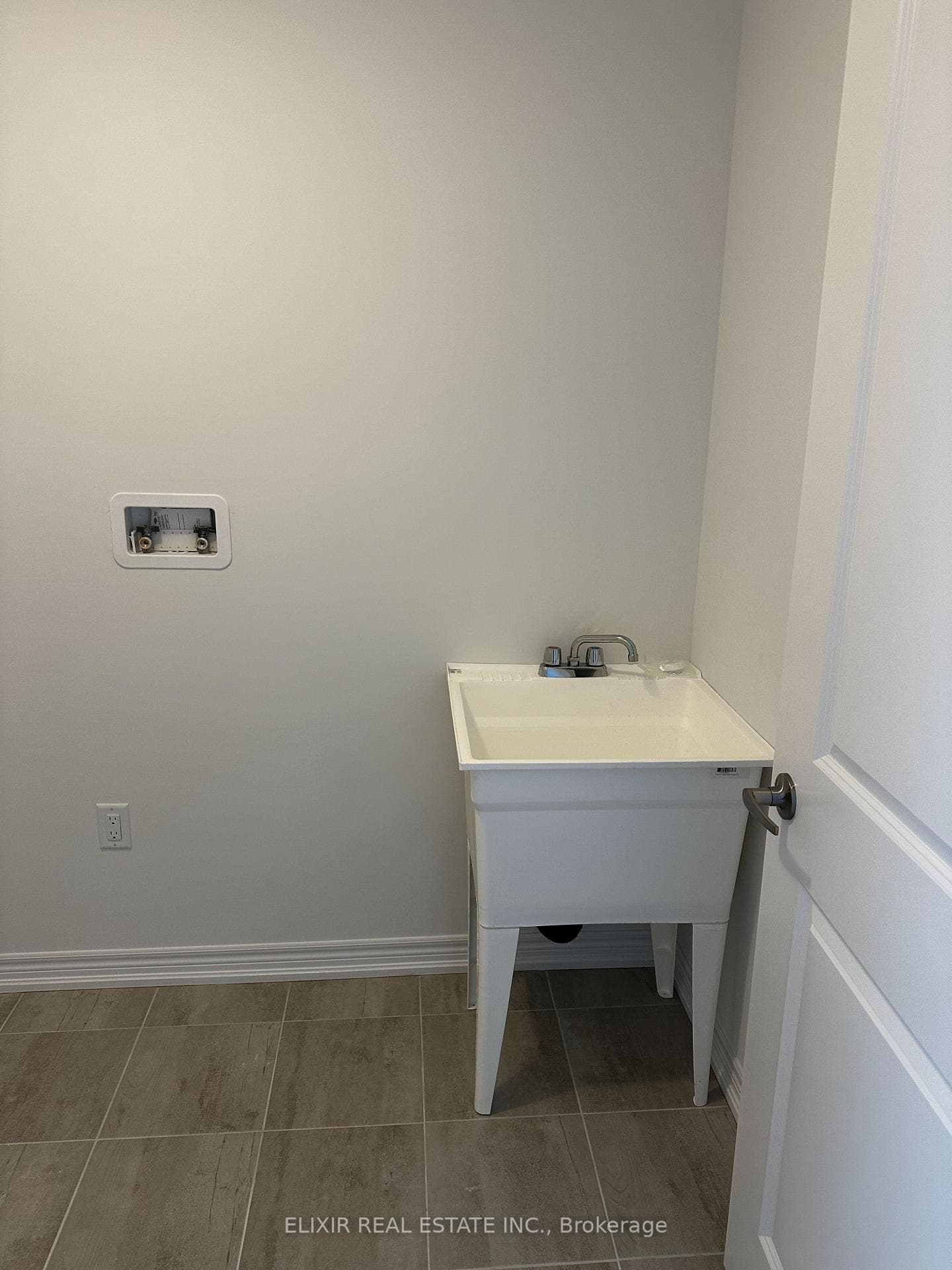 141 Fenchurch Manor photo 23