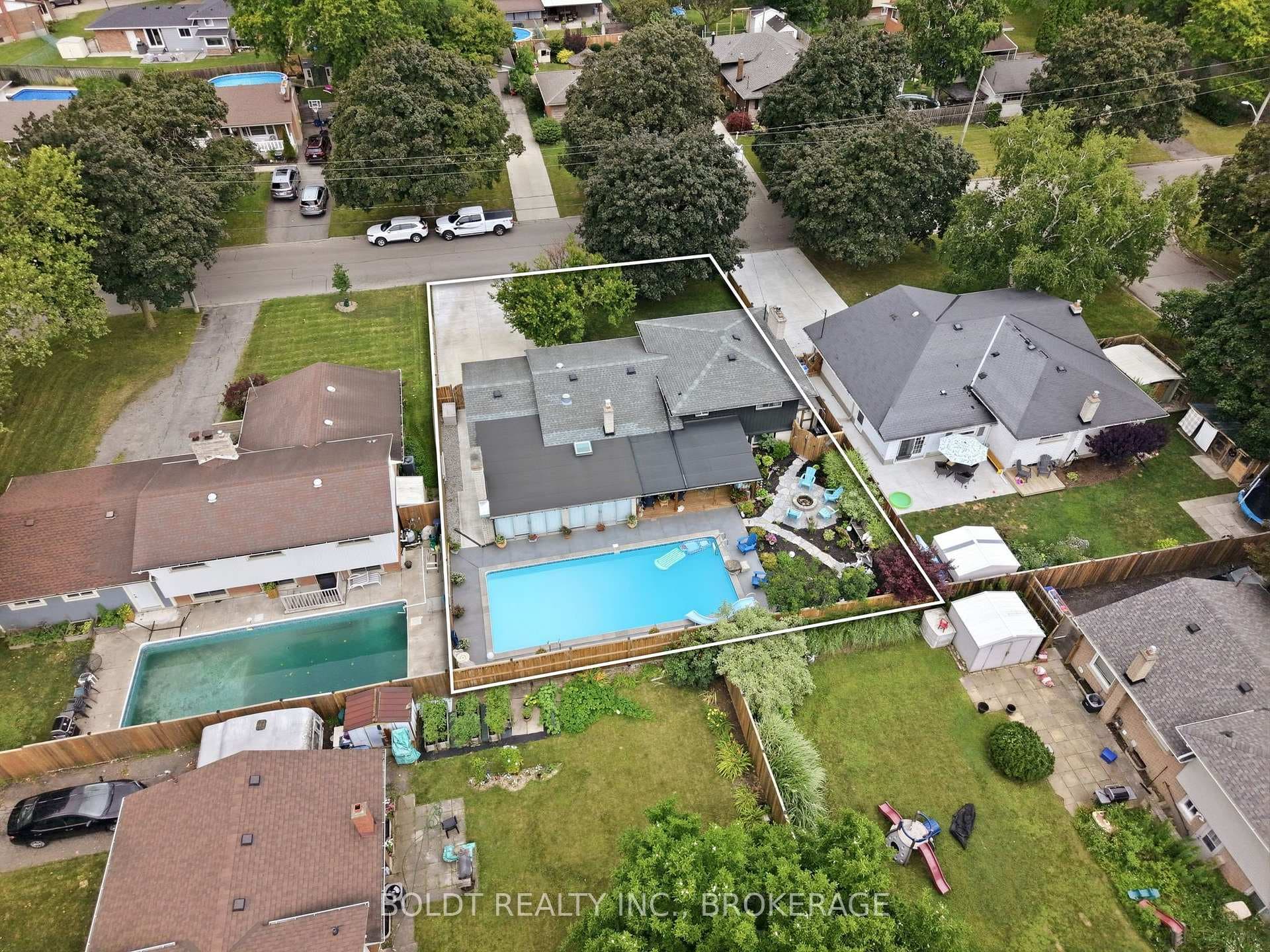 18 Prince Charles Drive photo 4