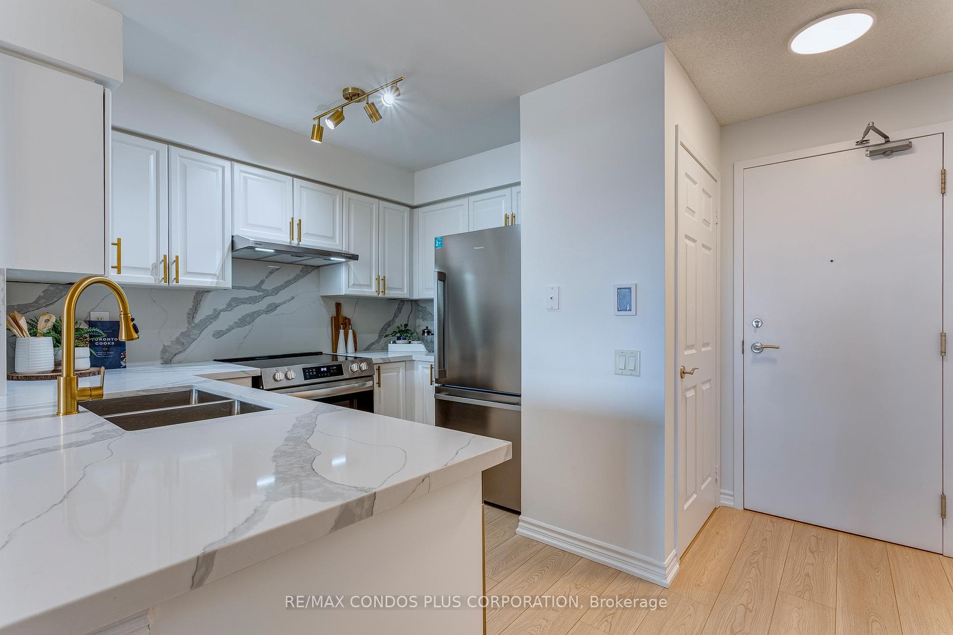 8 Mondeo Drive Unit 404 photo 6