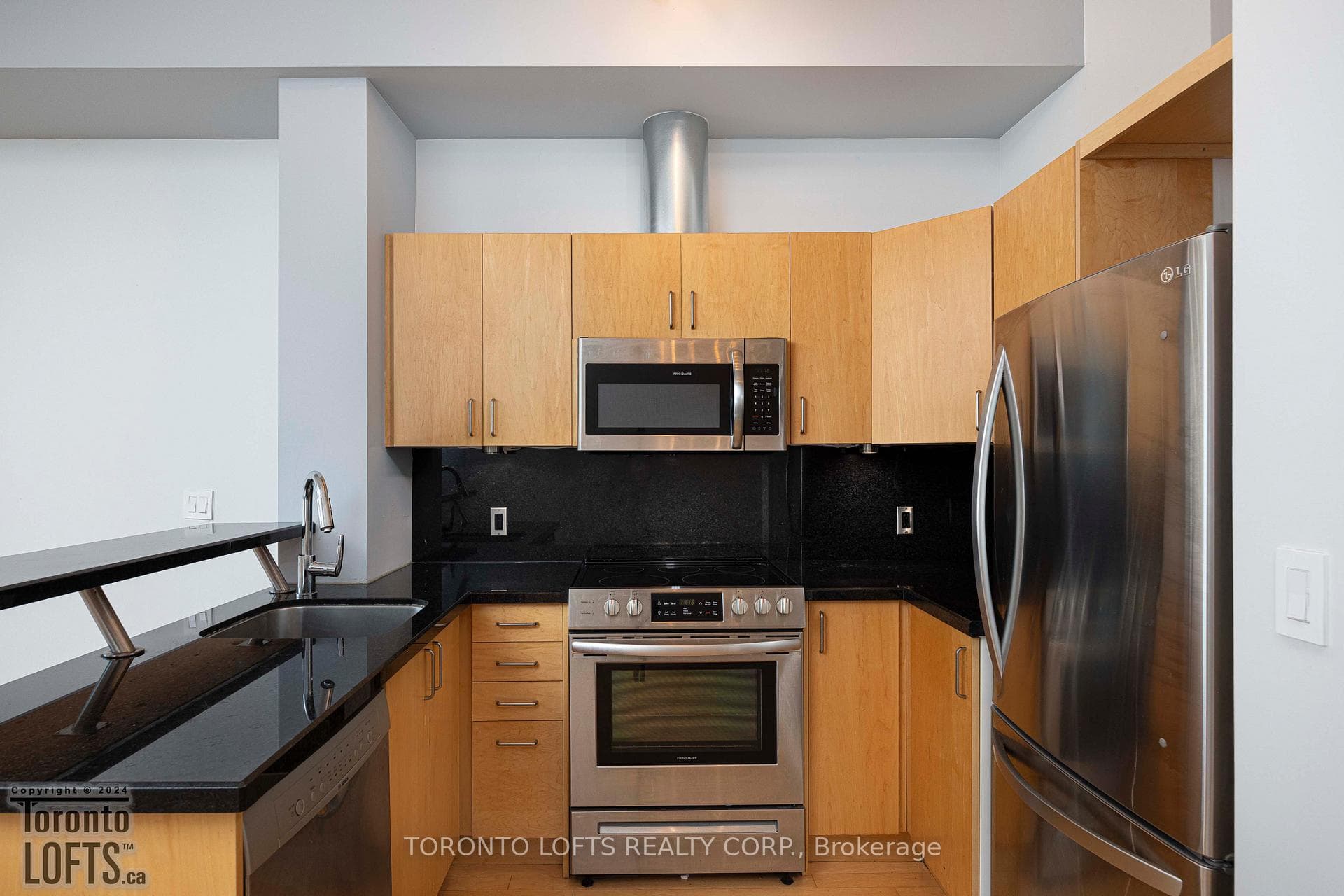 388 Richmond Street Unit 717 photo 9