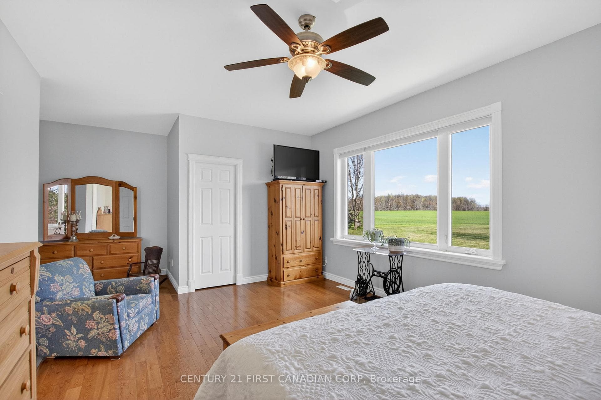653 Peter Street photo 20