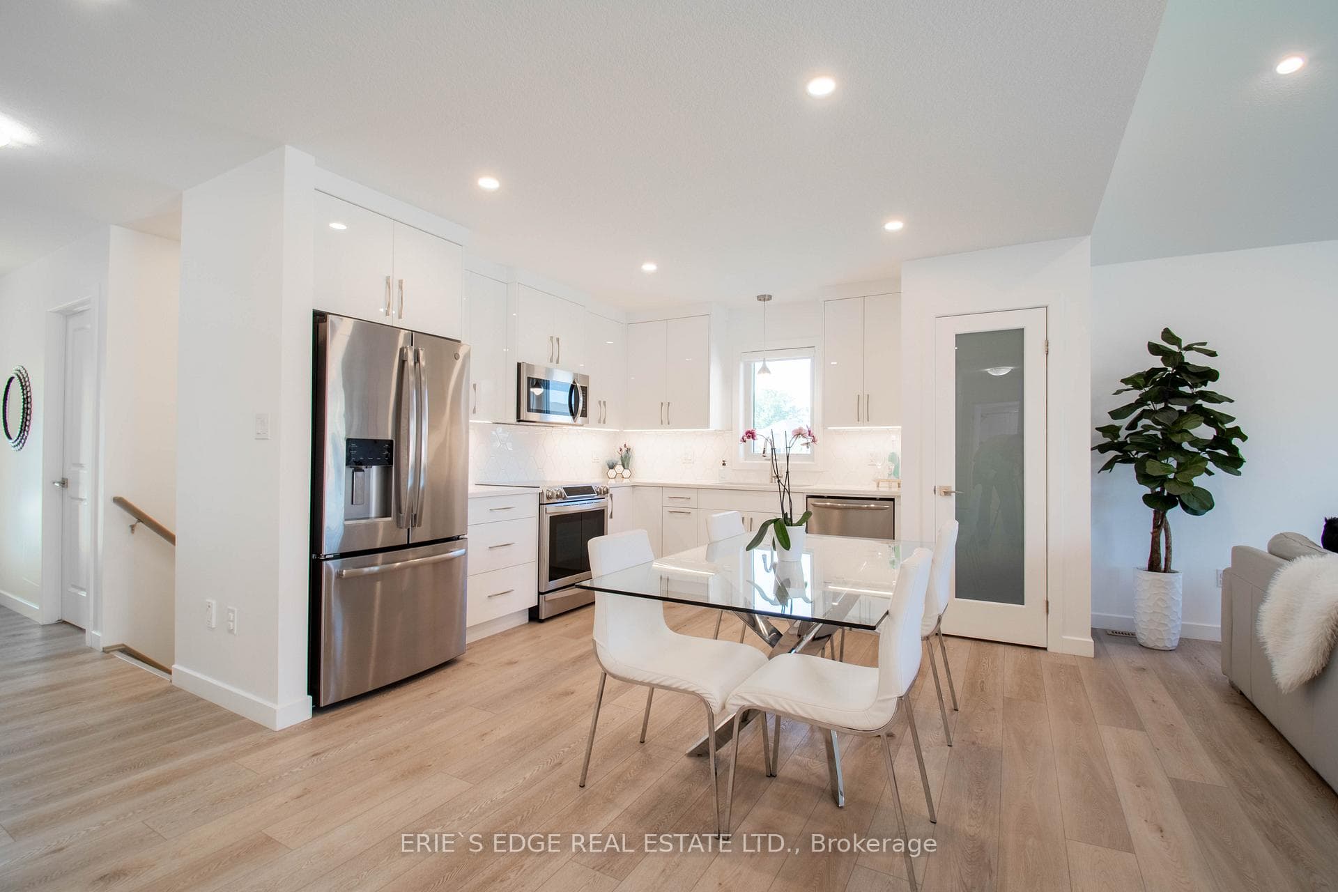 Eat-In Kitchen