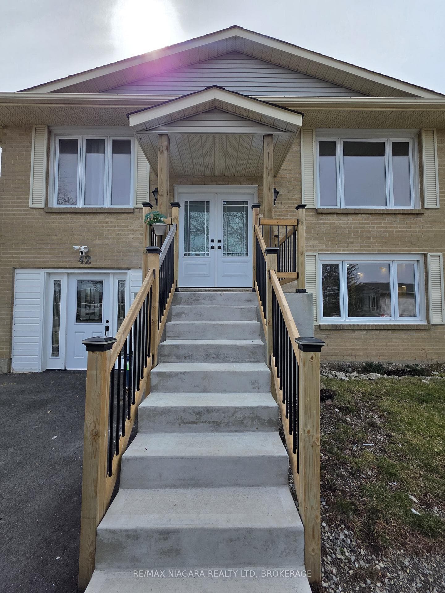 42 HEMLOCK Street Unit Upper photo 2