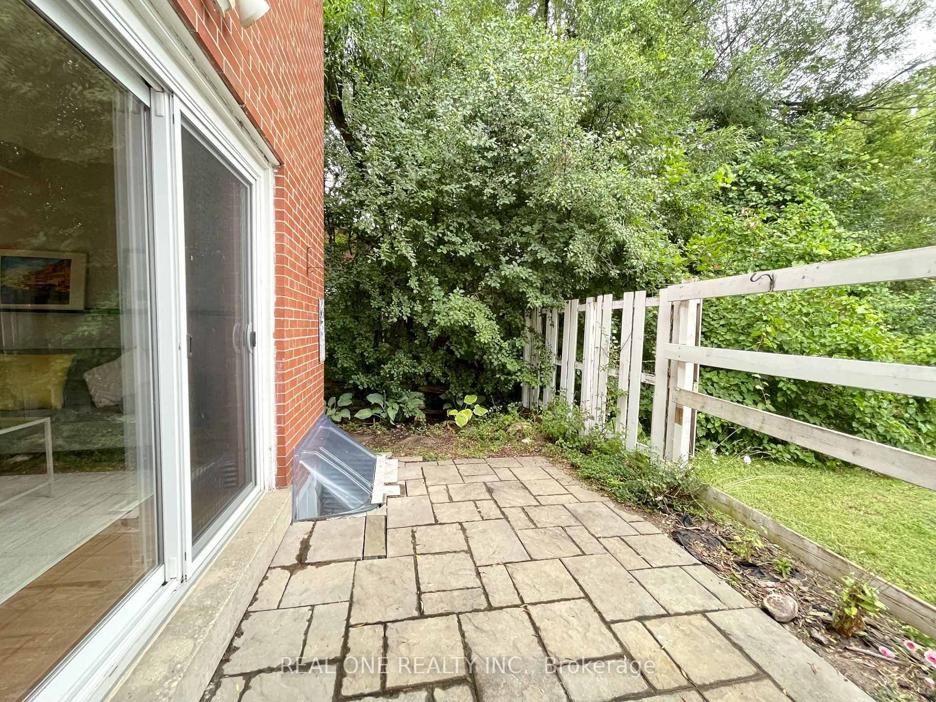 290 WESTCOURT Place photo 32