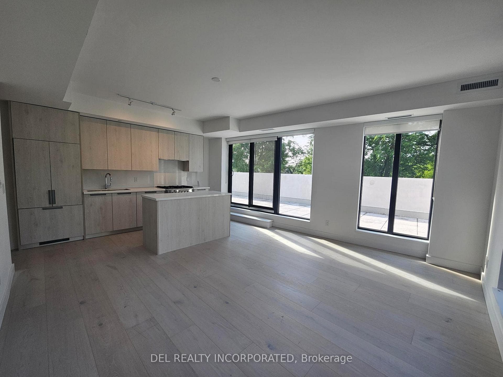 160 Kingsway Crescent Unit 303 photo 2