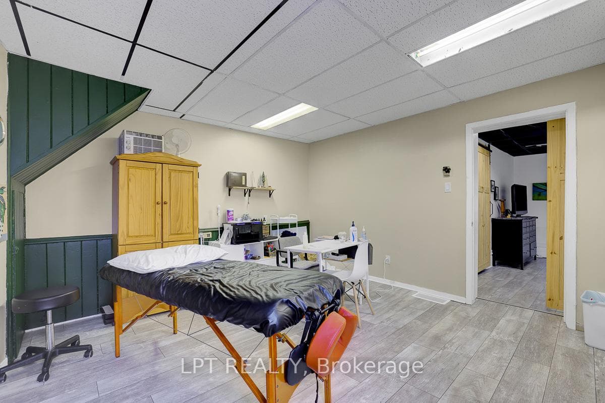 8197 Victoria Street photo 33