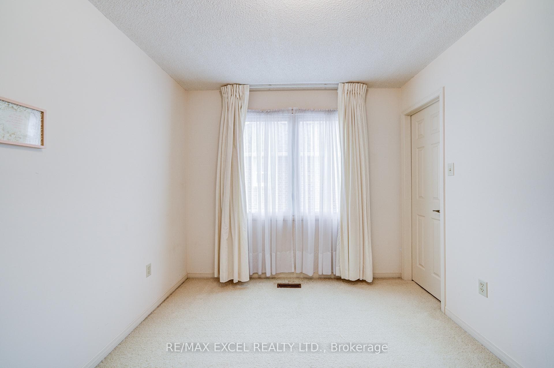 74 Holmbush Crescent photo 35