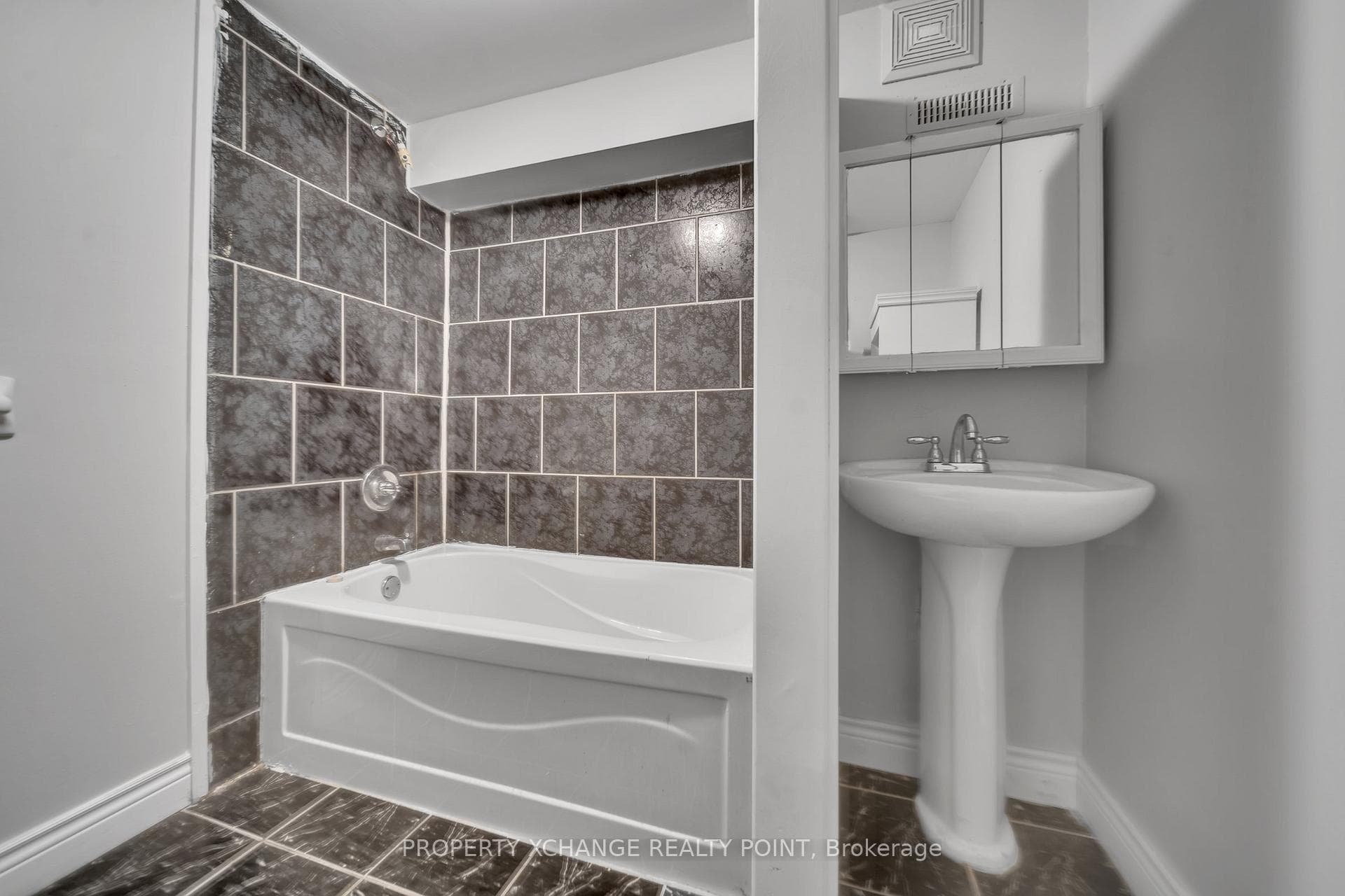 40 Pinebrook Crescent photo 24