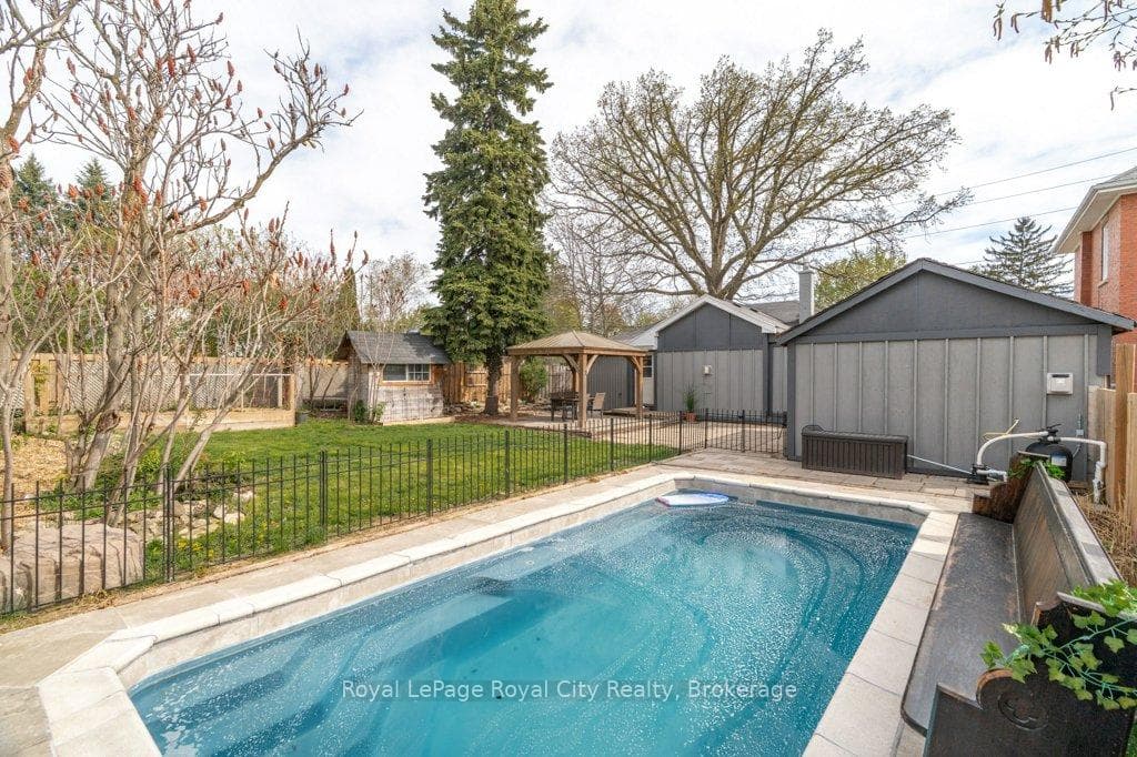 554 Woolwich Street photo 35