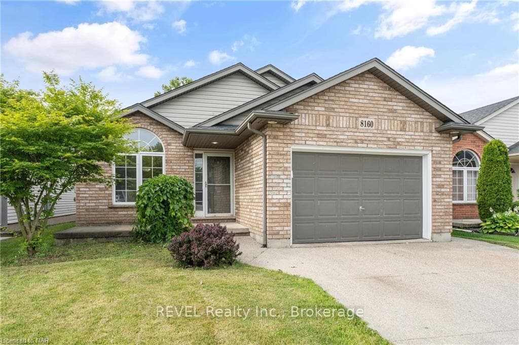 8160 BARRETT Crescent photo 1