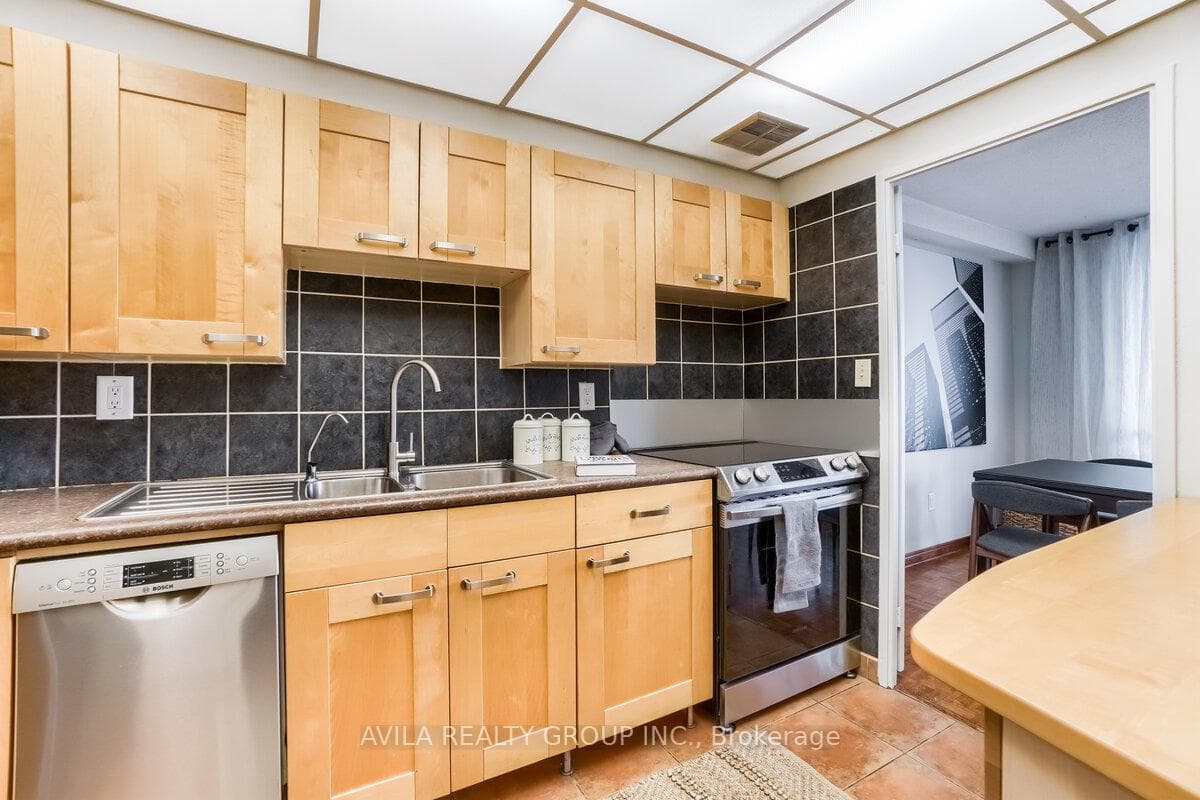 11 Wincott Drive Unit 1915 photo 10