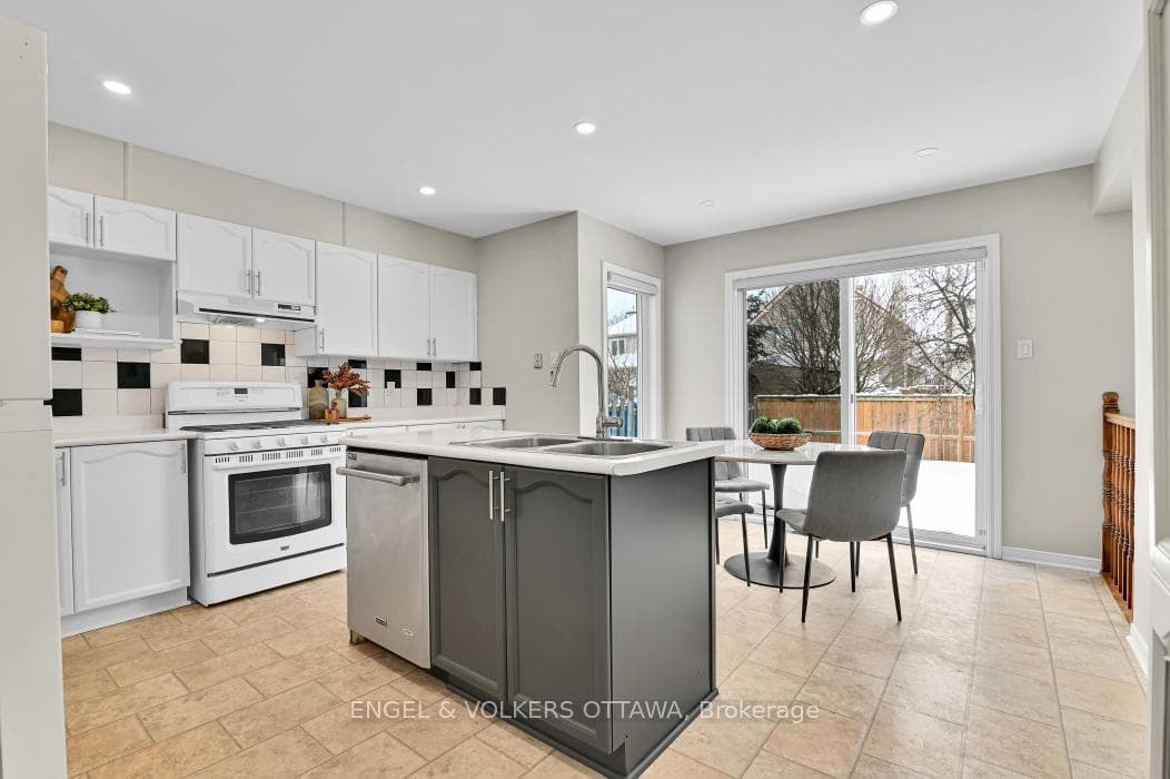 Eat-In Kitchen