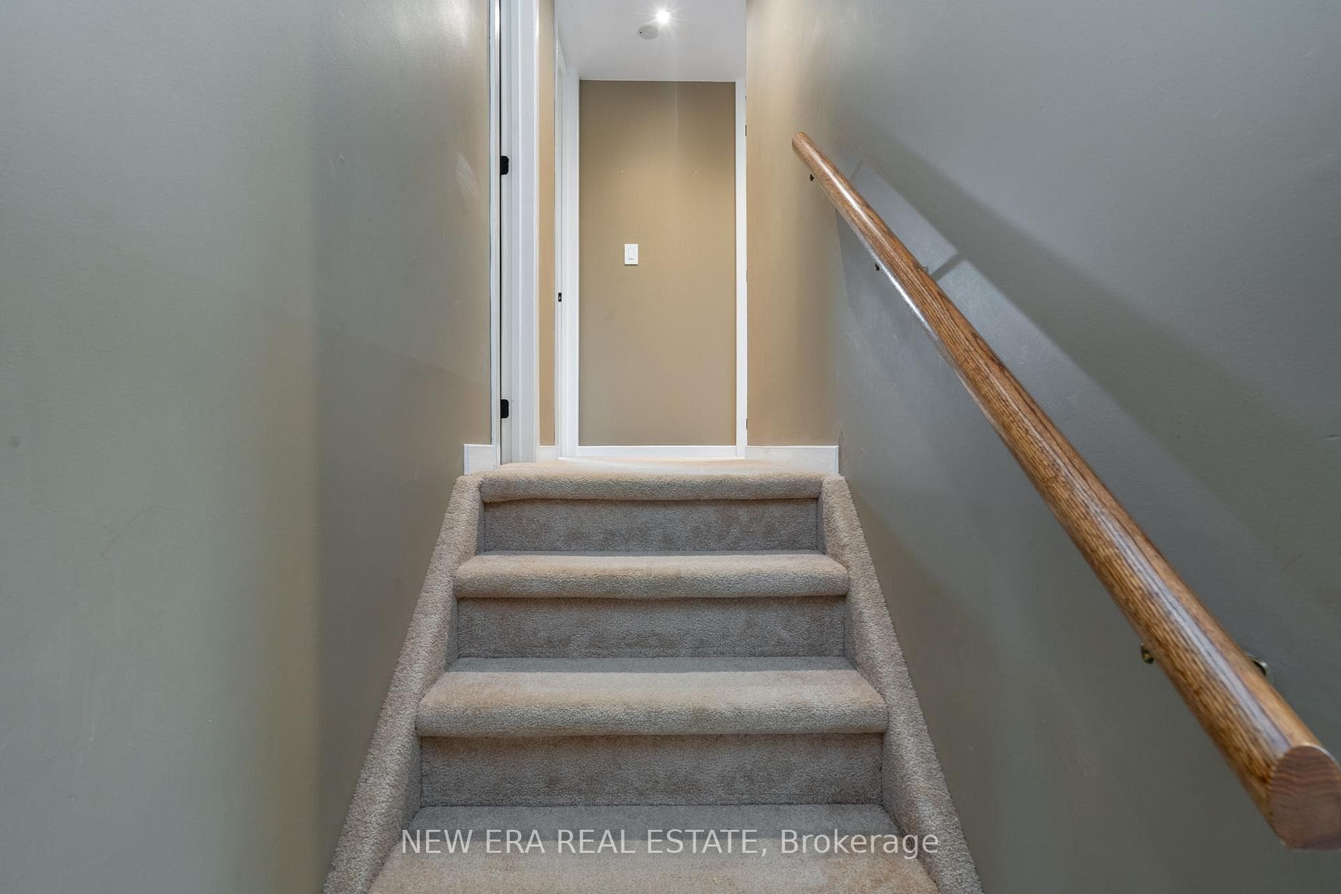 835 Krosno Boulevard photo 15