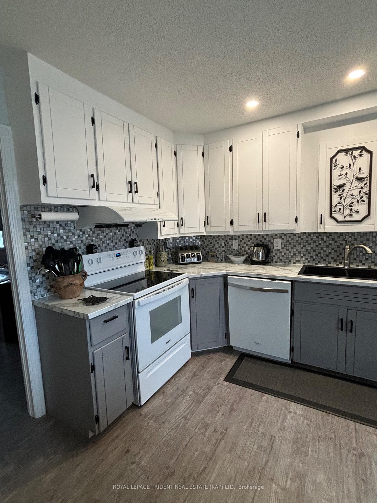 32 Riverside Drive photo 3