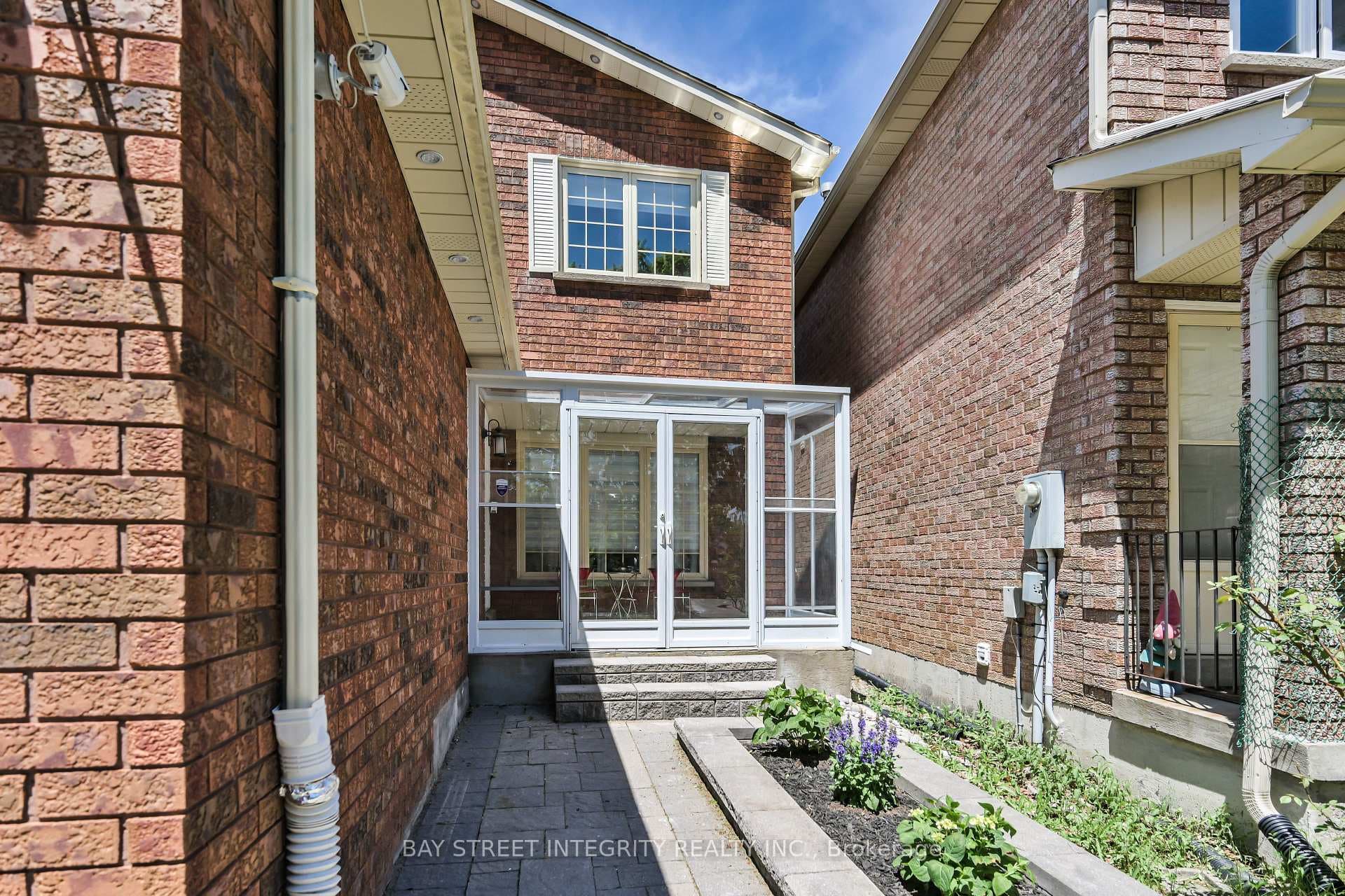 111 Michener Crescent photo 2