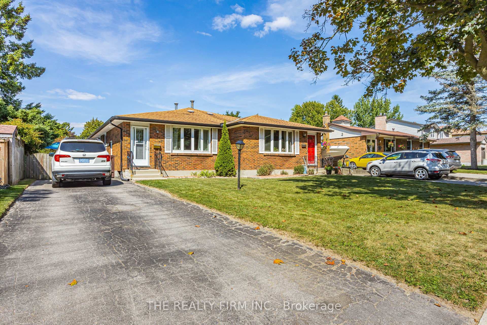 681 Ladybrook Crescent photo 3
