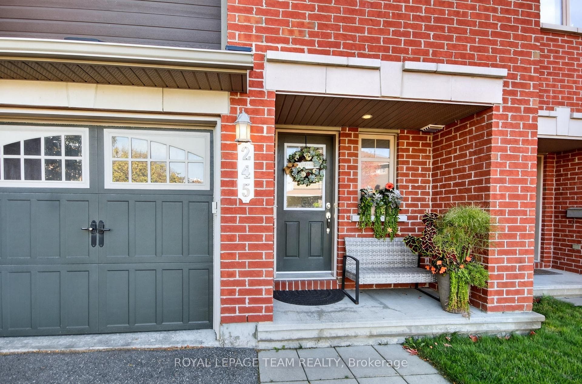 245 Garrity Crescent photo 2