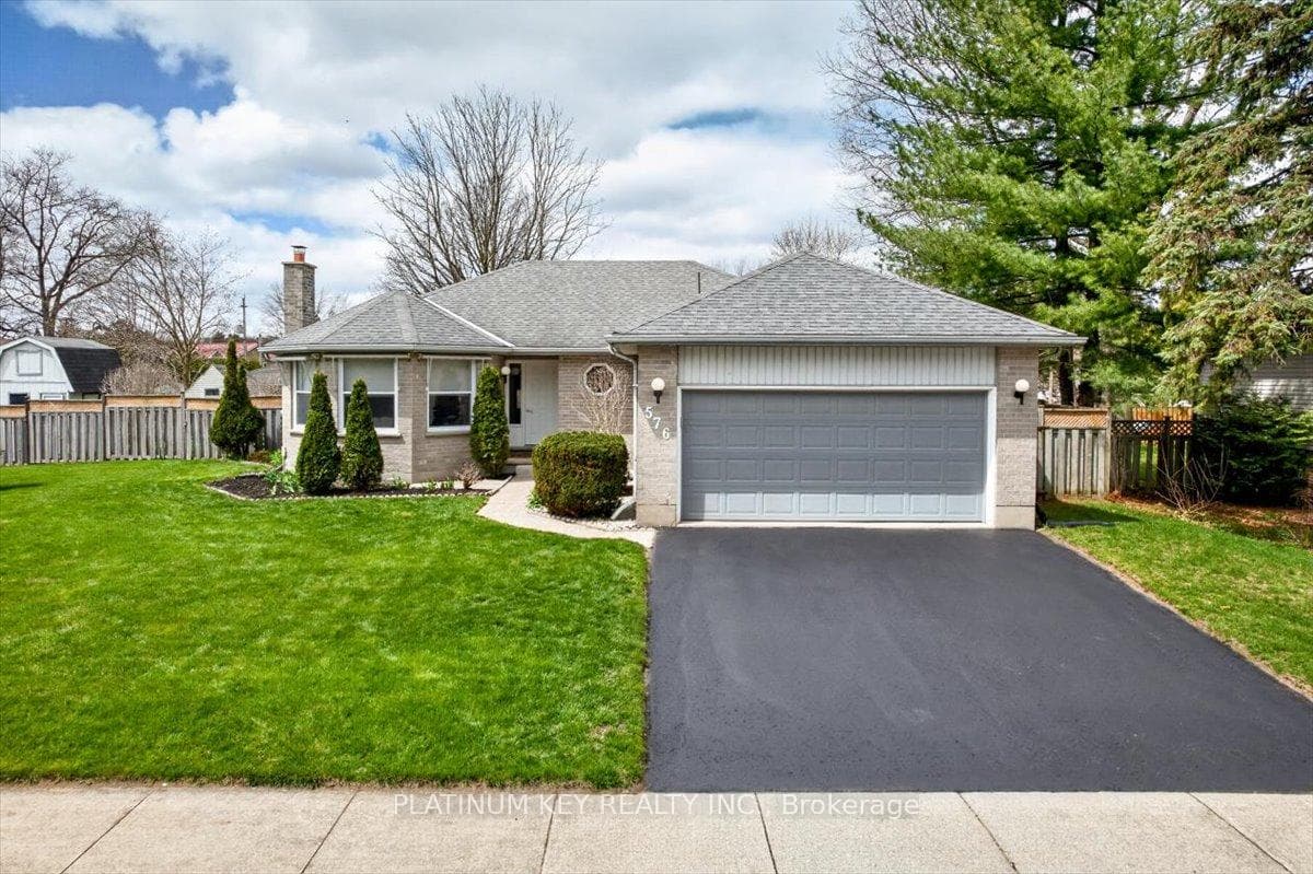 576 Helen Street photo 2