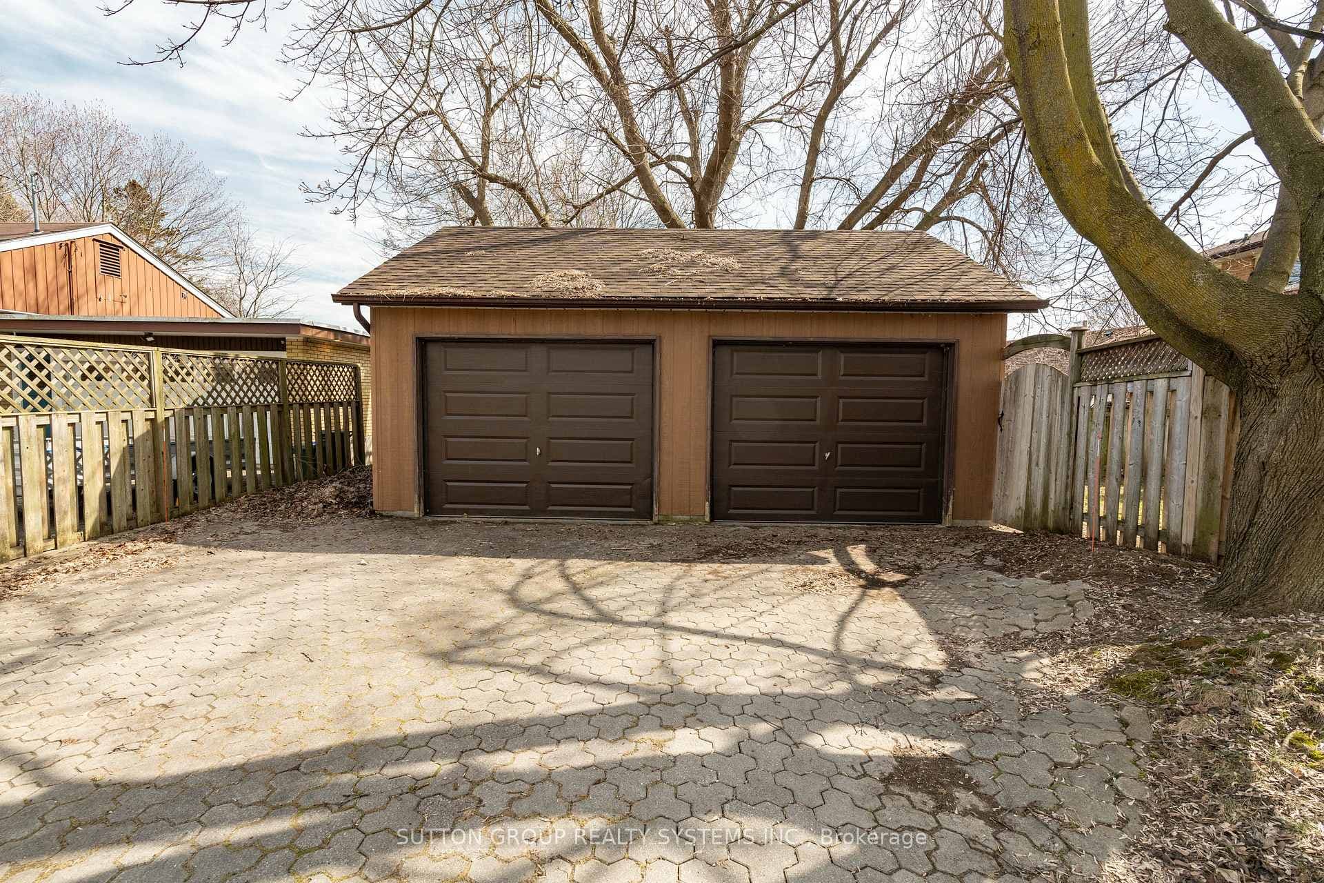 detached 2 car garage