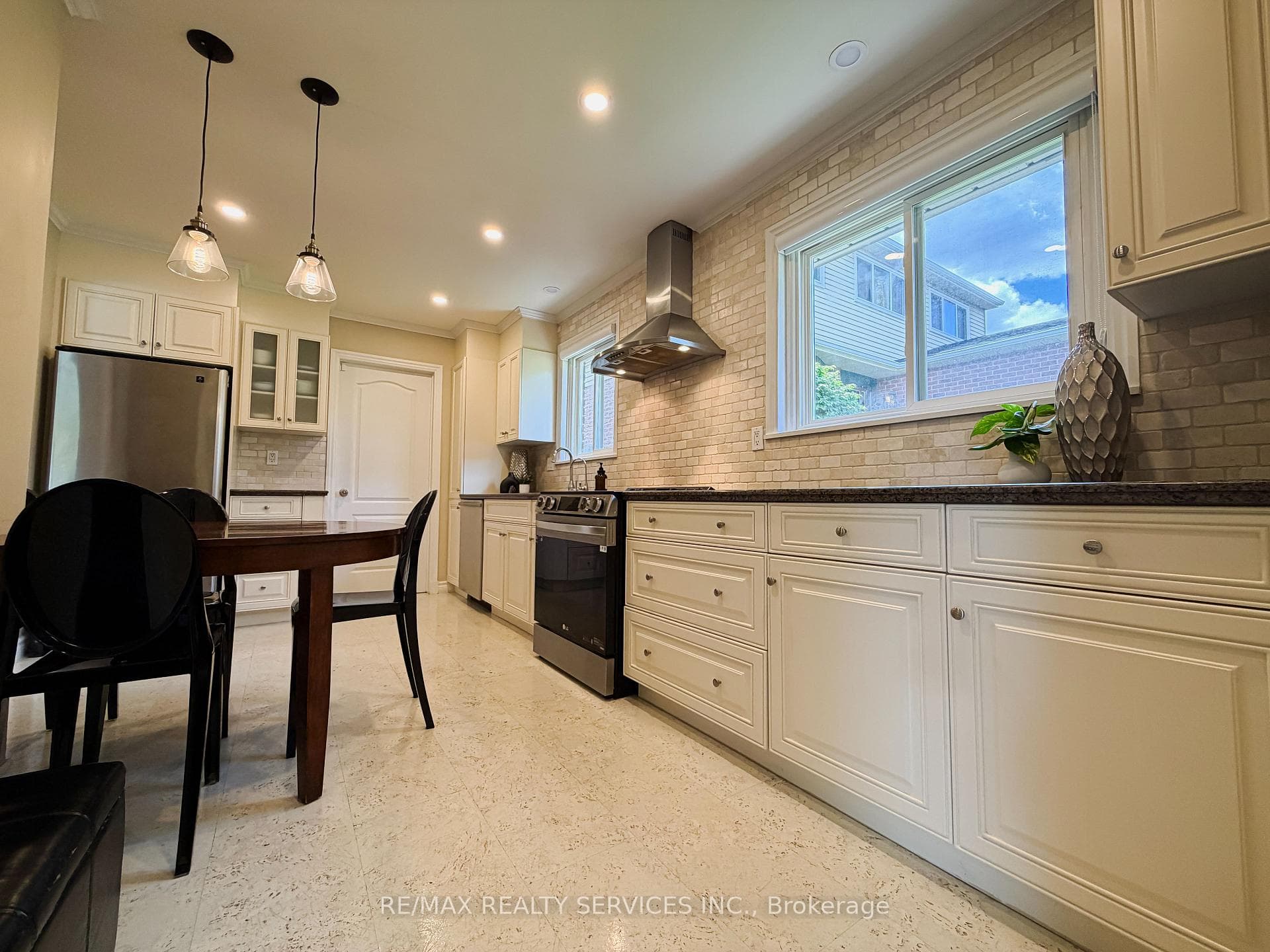 238 Laurier Avenue photo 5