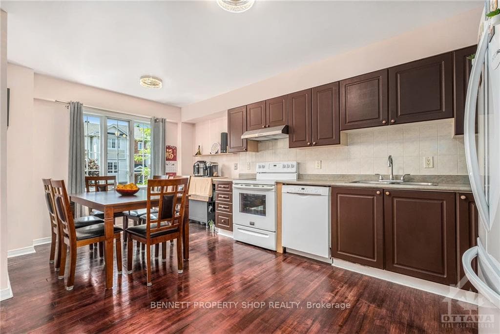 43 MANHATTAN Crescent photo 7
