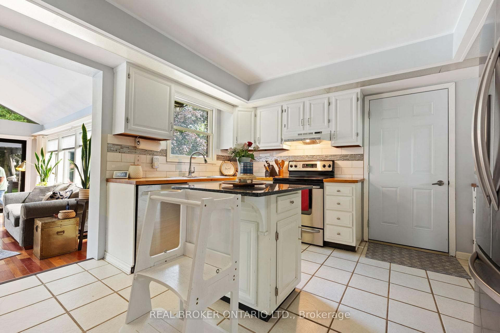1015 Queen Street photo 6