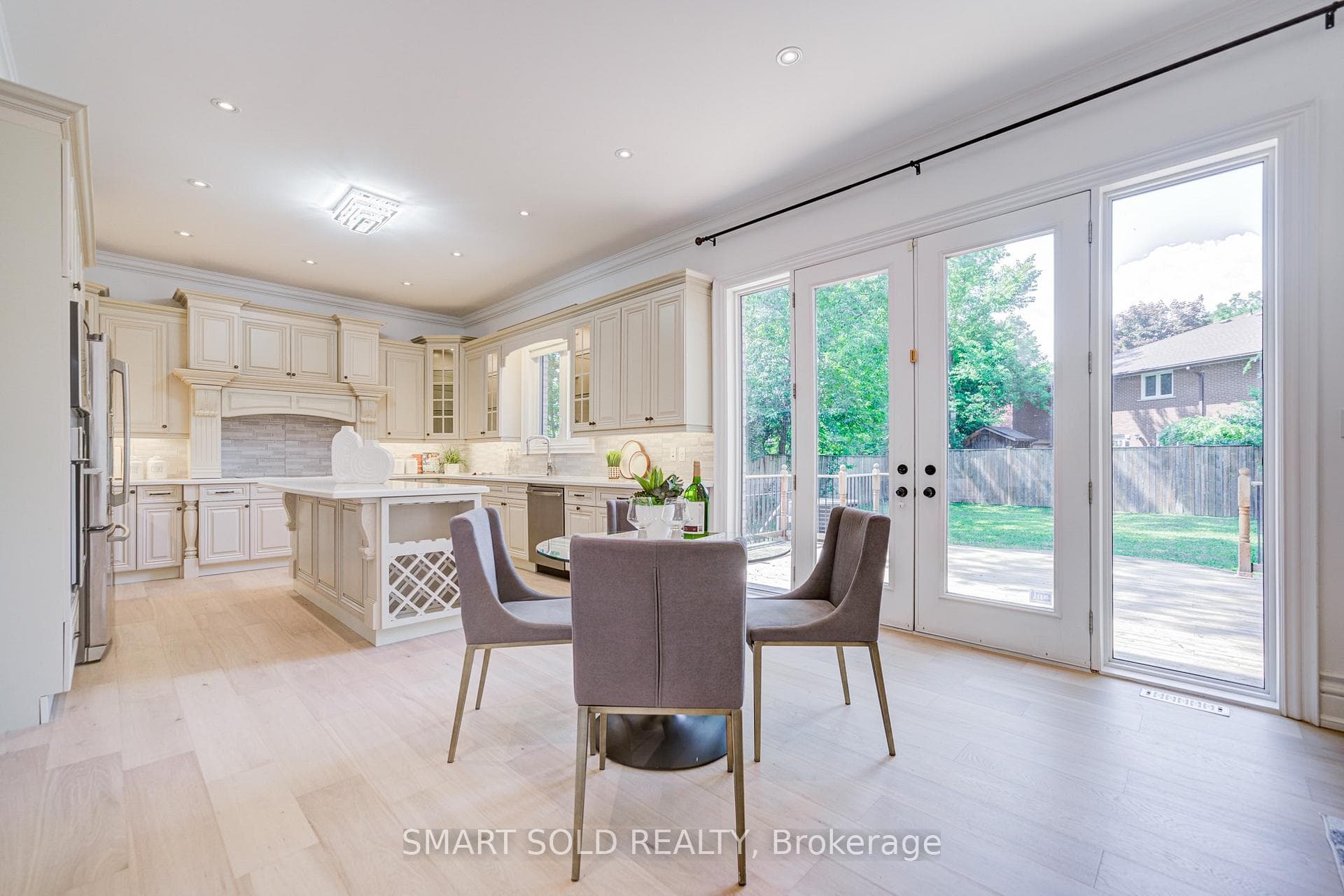 201 Burnhamthorpe Road photo 20