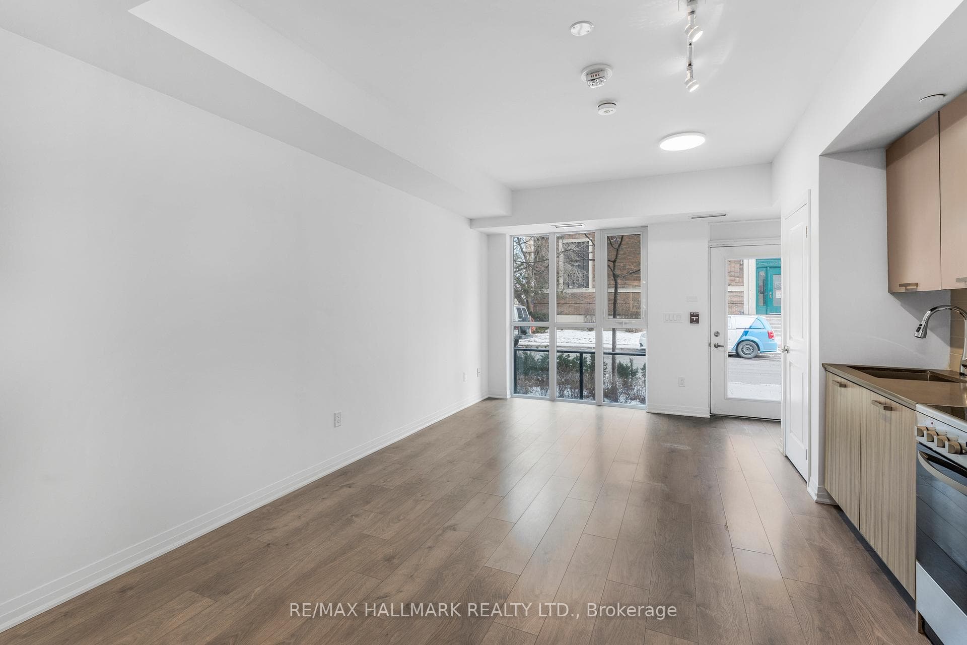 2301 Danforth Avenue Unit TH 103 photo 4