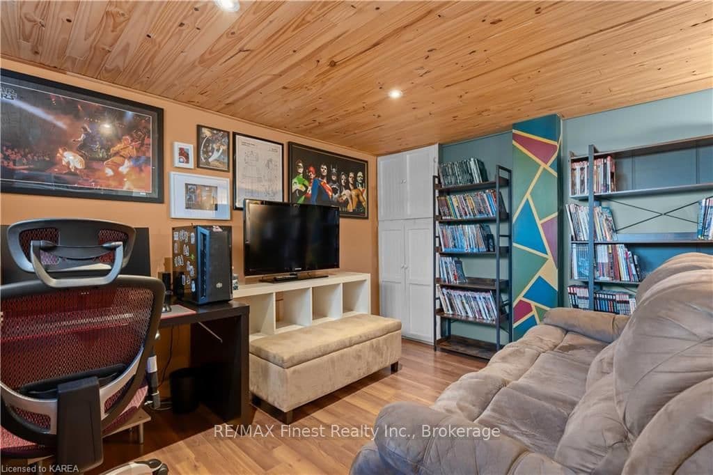19 HENRY Crescent photo 28