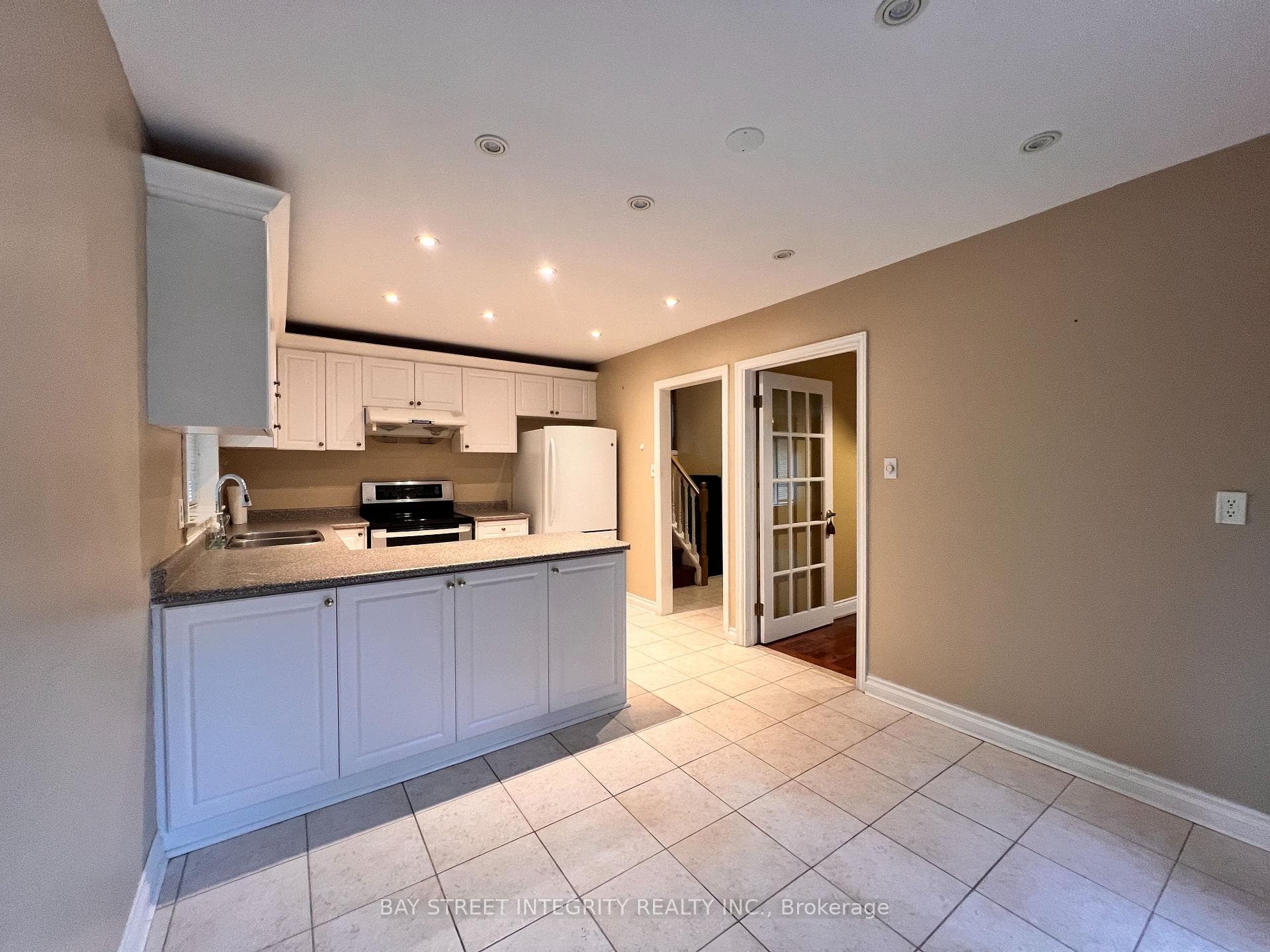24 Hagerman Boulevard photo 4
