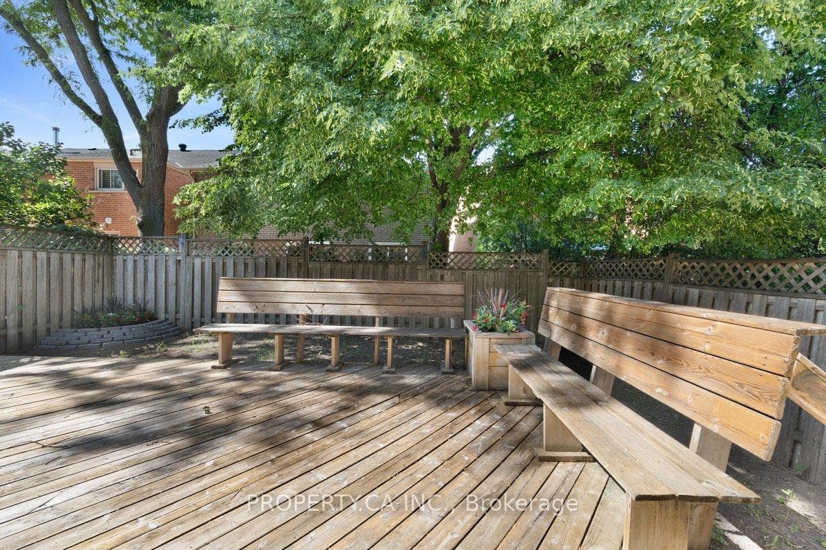 72 Roxborough Lane photo 28