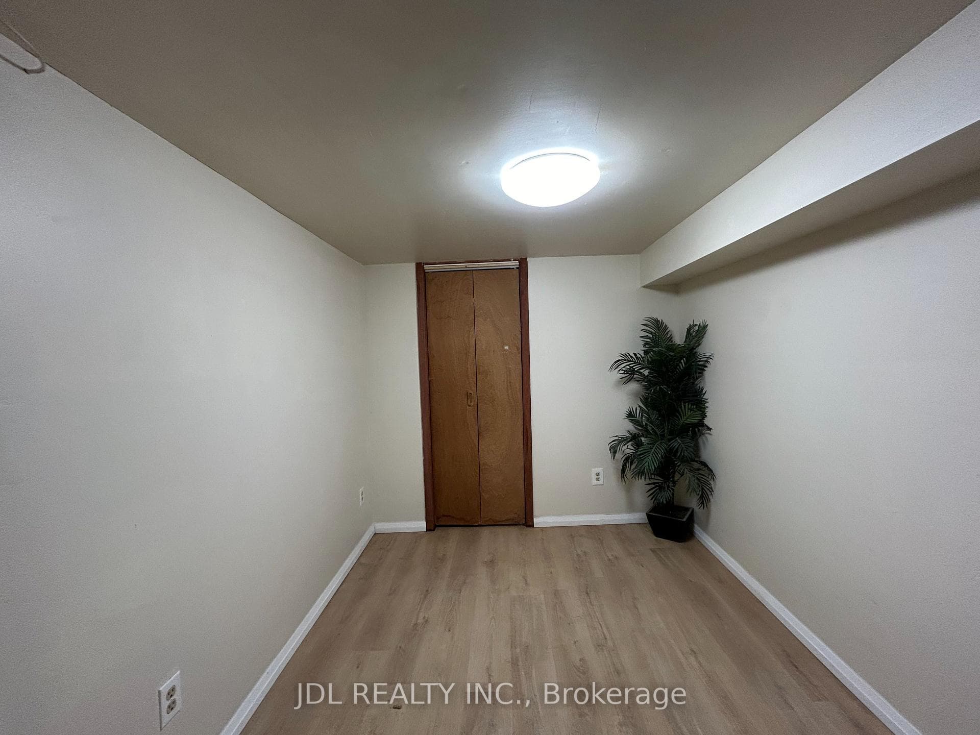 21 Squires Ave Avenue Unit Two-Bedroom Bsmt photo 10