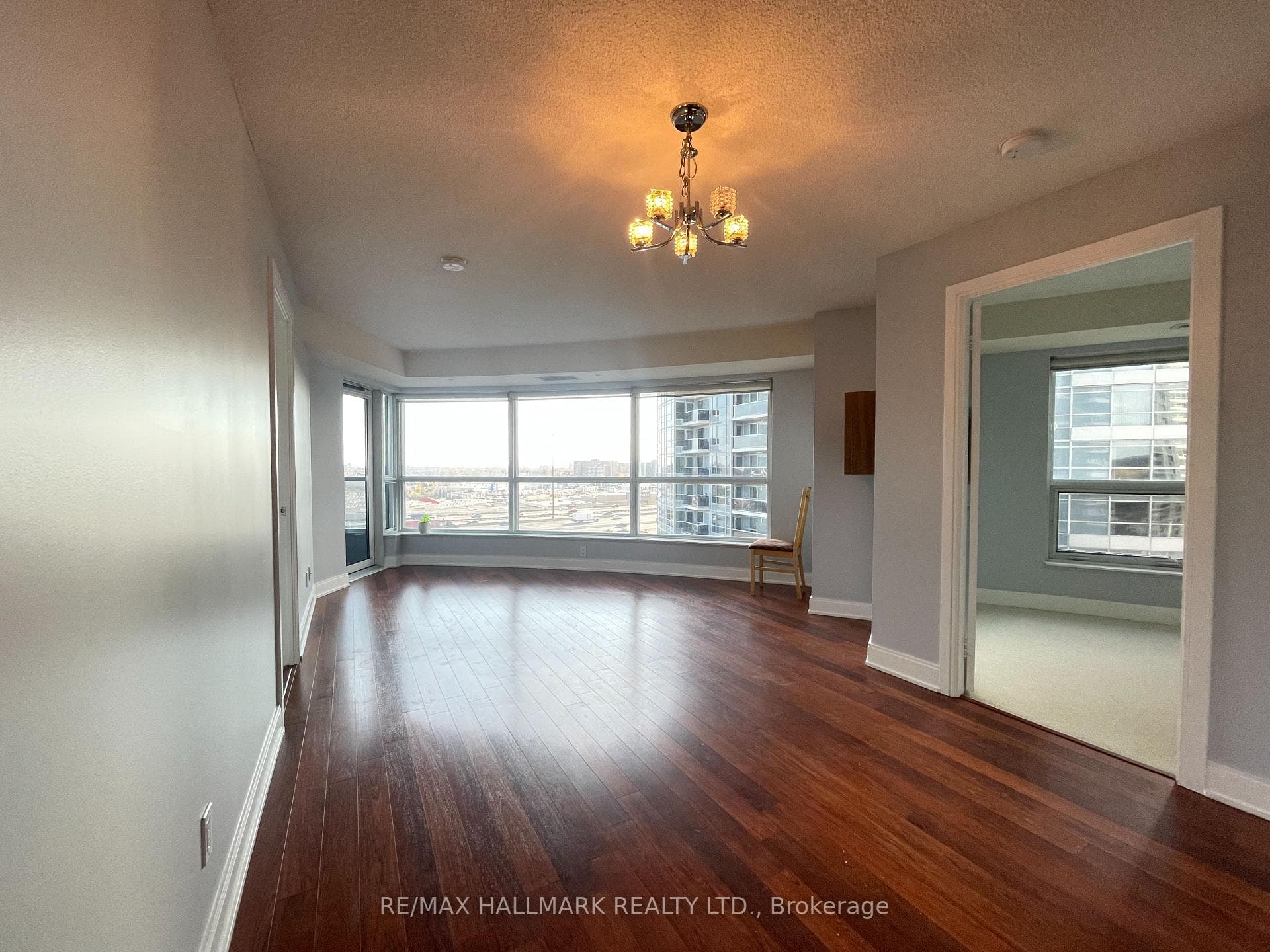 135 Village Green Square Unit 1018 photo 2