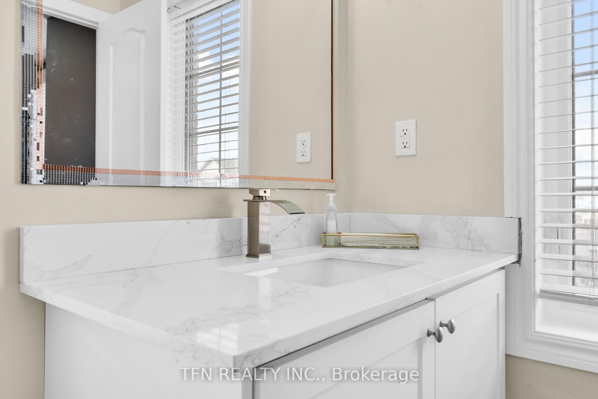 2 Shiff Crescent photo 35
