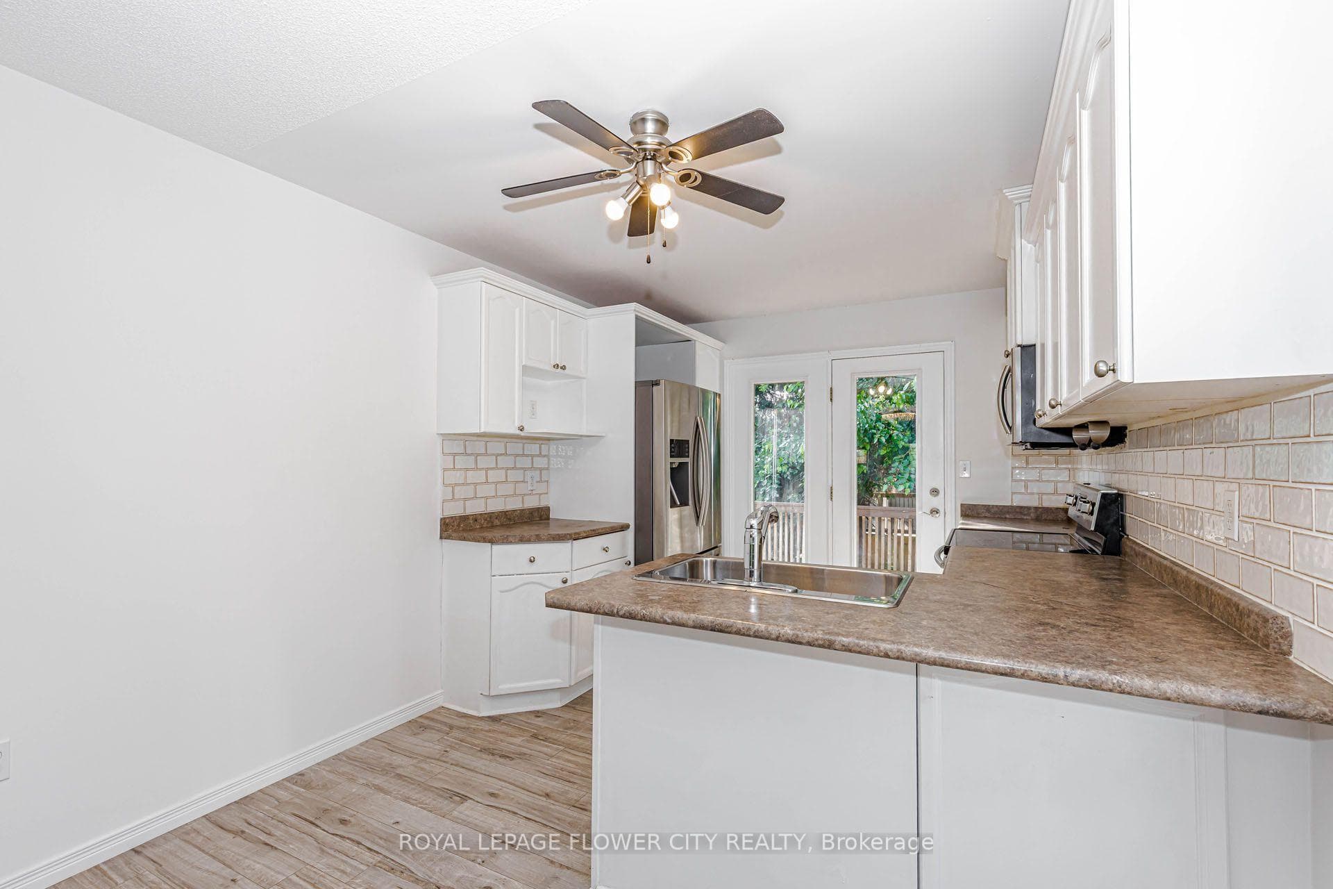 47 QUEENSWAY Drive photo 21