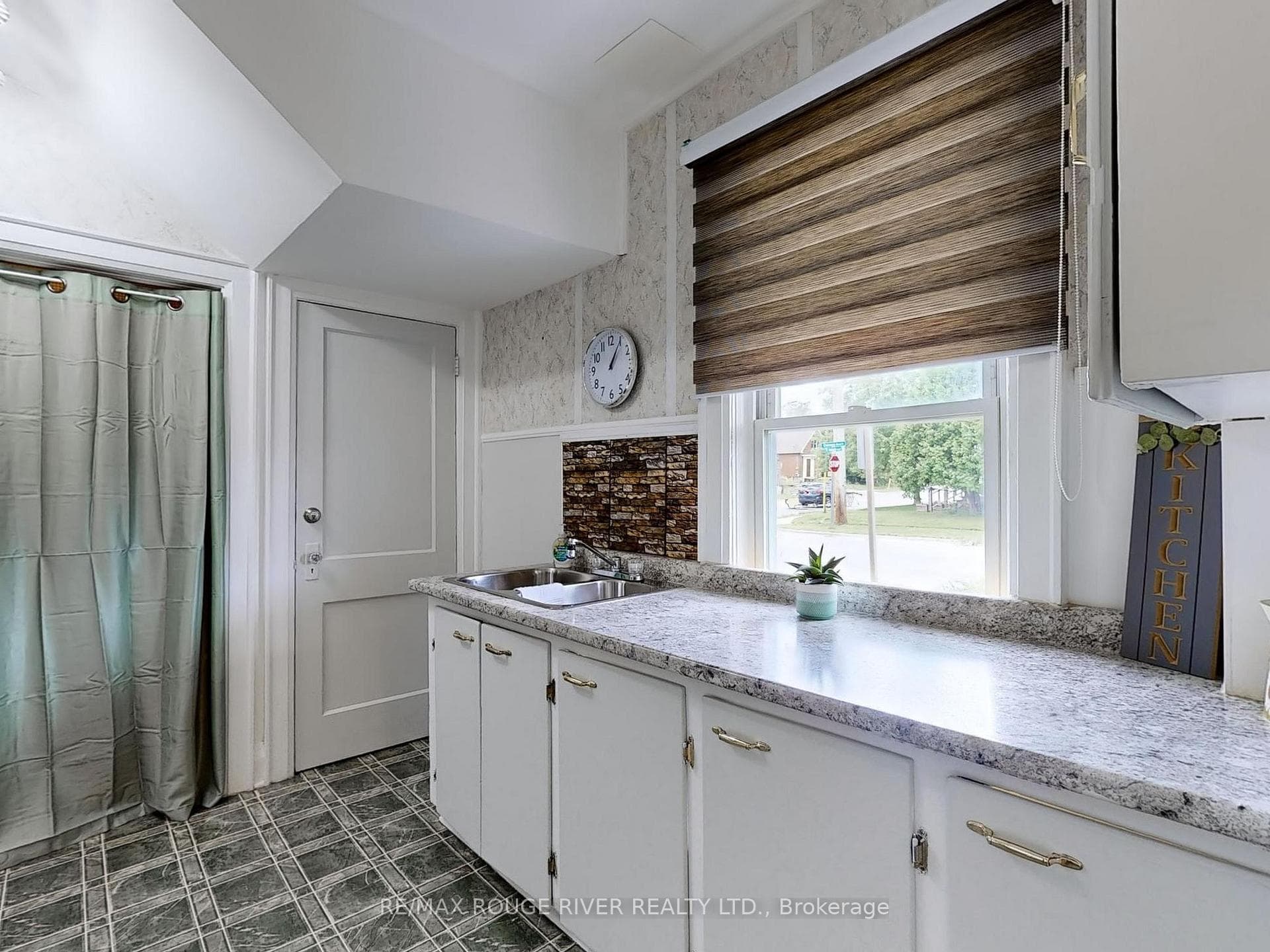 330 Adelaide Avenue photo 8