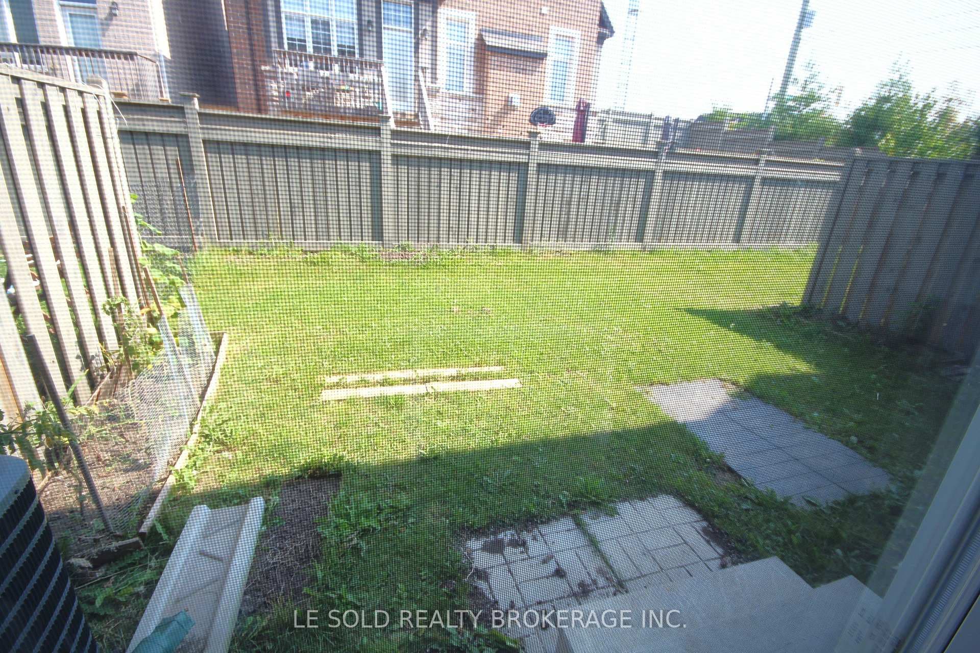 90 Hutt Crescent photo 8