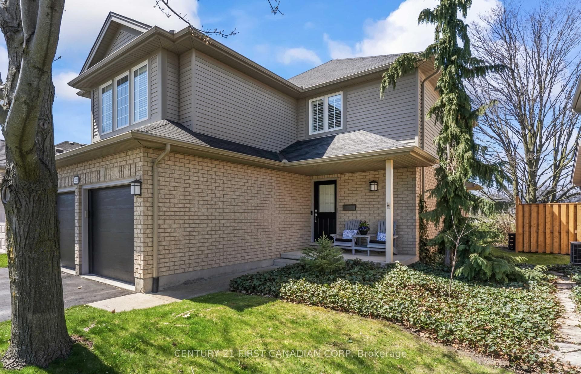 2220 Thornicroft Crescent photo 3